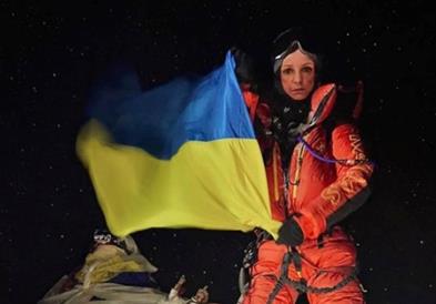 Русинка го развиори украинското знаме на врвот на Монт Еверест (ВИДЕО)