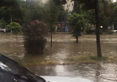 Невреме во Албанија однесе еден живот и поплави градови