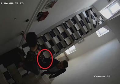 ПИК.бг: Скандалозно видео на кое наводно Петков ја допира Бориславова за задник
