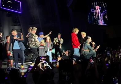 Backstreet Boys со специјални гости на концертот во Лос Анџелес, публиката воодушевена (ВИДЕО)