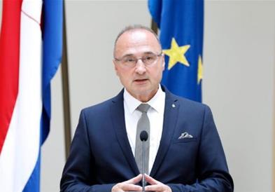 Шефот на хрватската дипломатија Гордан Грлиќ- Радман, има корона 