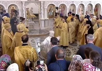 Видео: Рускиот Патријарх Кирил падна за време на осветувањето на црквата во Новоросиск