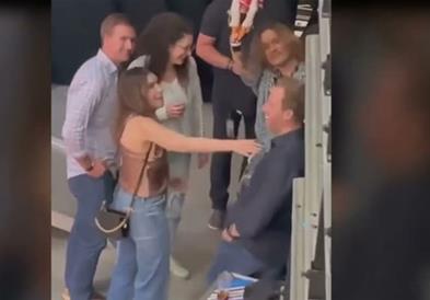 Видео: Џони Деп се дружел со својата адвокатка Камил по концертот во Прага