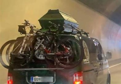 Фото: Турист со мртовечки ковчег на покрив од автомобил е хит на интернет