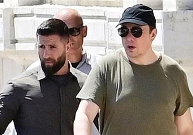 Илон Макс е на одмор со новата девојка, на Твитер му се смеат за изгледот (ФОТО)