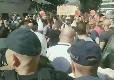 Насилни протести во Нови Сад, демонстрантите се судрија со полицијата (ВИДЕО)