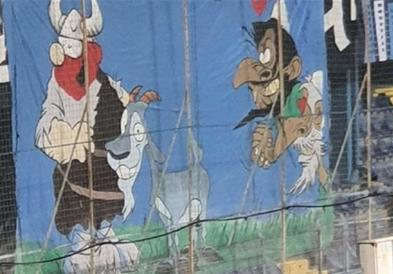 Црногорците добија тешка казна поради расизам кон Албанците- поставиле билборд со коза (ВИДЕО)