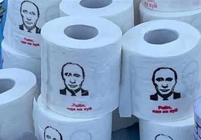Путин на тоалетна хартија- еден од најпопуларните сувенири во Варшава 