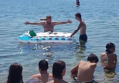 Му било жешко: Свештеник одржал миса во море, олтар му бил душекот за плажа (ВИДЕО)