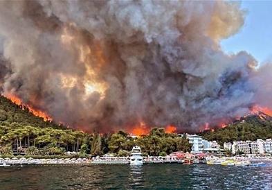 Голем шумски пожар во летувалиштето Мармарис ги зафати куќите и хотелите, туристите во паника 
