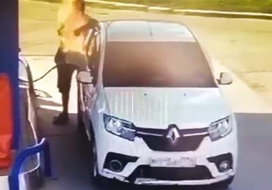 Видео: Точел бензин и тргнал да запали цигара, па го запалил автомобилот
