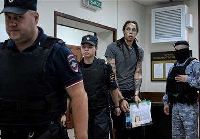 Уапсената американска кошаркарка моли за милост, Русите ја осудија на девет и пол години затвор
