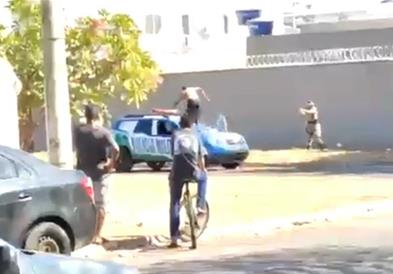 Бразилската полиција среде улица уби ММА борач (Вознемирувачко видео)