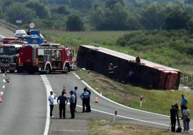 Видео: Автобусот излета од автопатот во Хрватска, најмалку 12 загинати