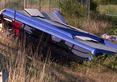 Автобус излета од пат во Хрватска, најмалку 12 загинати и десетици повредени 