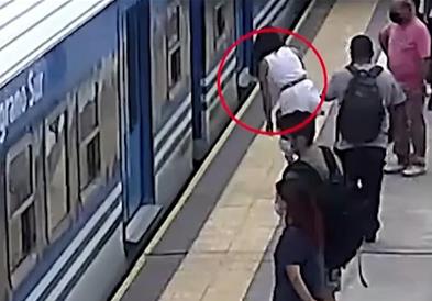 Видео: Чудо невидено, жена падна под воз и остана жива!!??