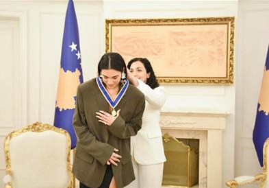 Претседателката Вјоса Османи ја прогласи Дуа Липа за амбасадорка на Косово (ФОТО)