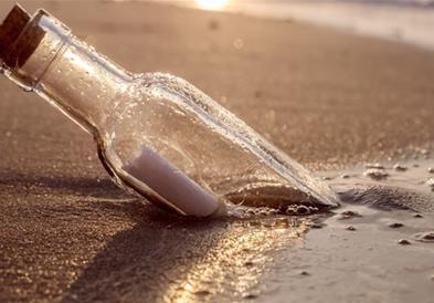 По 33 години семејство ја пронашло пораката во шише, фрлена во морето од нивниот починат син