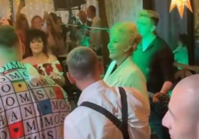 Лепа Брена ги крена на нозе гостите на свадбата на својот внук (ВИДЕО)
