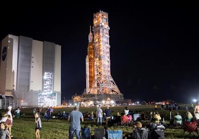 Џиновската ракета на НАСА е подготвена за полетување кон Месечината 