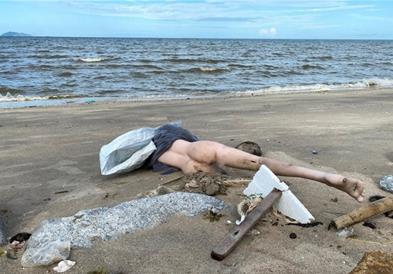 Виделе обезглавено женско тело на плажа, па повикале полиција- им се изнасмеале 