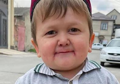 19- годишник е ТикТок сензација: Дошол во Австралија да види кенгури, го пречекале со Ролс Ројс