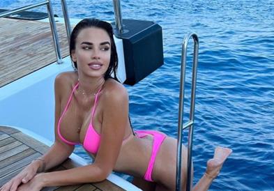 Фото: „Најжешката“ Хрватка ужива на плажа во Црна Гора