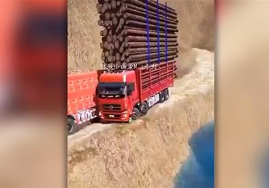 Кадиз со снимка ја најави Барселона: Ако може да помине овој камион... (ВИДЕО)