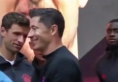 Левандовски одби да се ракува со Милер (ВИДЕО)