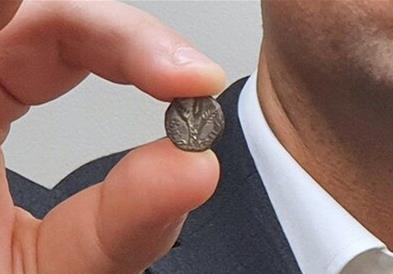 Сребрена паричка вредна милион долари, му е вратена на Израел 