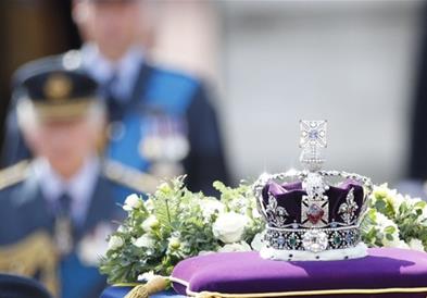 На одарот на кралицата Елизабета II е поставена круна со 2686 дијаманти (ВИДЕО)