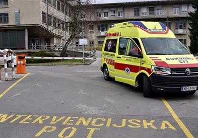 Во Словенија замениле жив со мртов пациент, грешката се дознала после погребот 