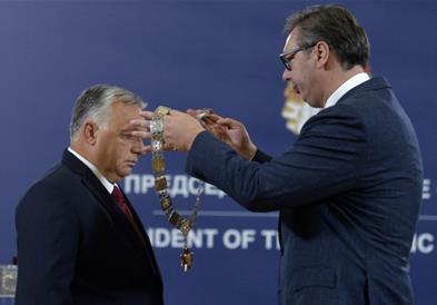  Вучиќ му врачи орден на Орбан
