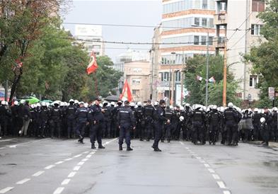 Хаос во Белград: И свештеник меѓу приведените противници на Прајд (ВИДЕО)