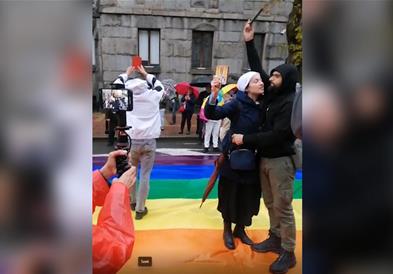 Противниците на Прајдот во Белград влетаа меѓу ЛГБТ активистите со икони и молитви (ВИДЕО)