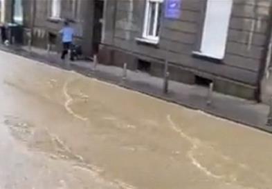 Невреме во Хрватска: Се излеа Сава, улиците во центарот на Загреб под вода (ВИДЕО)