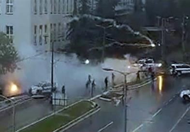 Хаос во Белград: Повредени 12 полицајци, 68 приведени противници на Прајдот (ВИДЕО)