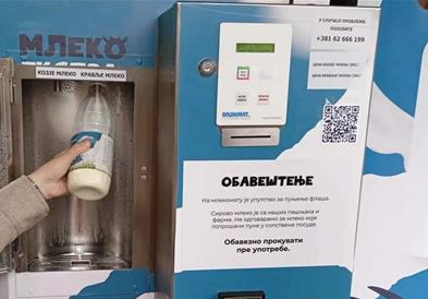 Хит во Нови Сад! Луѓето точат млеко во центарот на градот!
