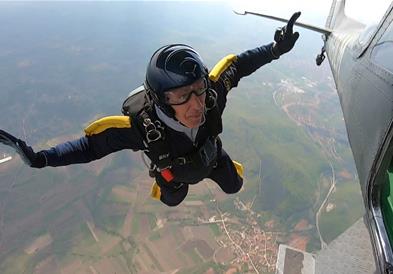 88- годишен Босанец стана светска сензација: Јас сум најстариот падобранец во Европа (ВИДЕО)