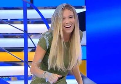 Видео: Омилената италијанска водителка падна во програма во живо