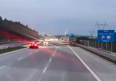 Возач на Мерцедес избегна фатален судар на автопат- автомобил „лета“ во спротивна насока(ВИДЕО)