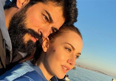 Бали- бег со сопругата се пофалија дека го очекуваат нивното второ дете (ФОТО)
