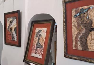 Изложба на мозаици „Жената во парчиња камен“ на Изет Зеќири