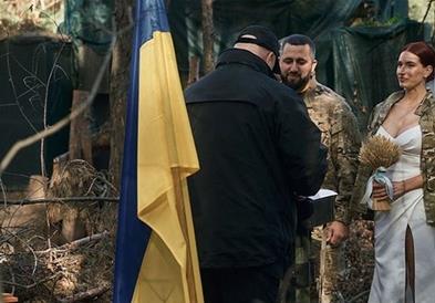Најпознатата украинска снајперистка се омажи за соборец на првата линија на фронтот (ВИДЕО)