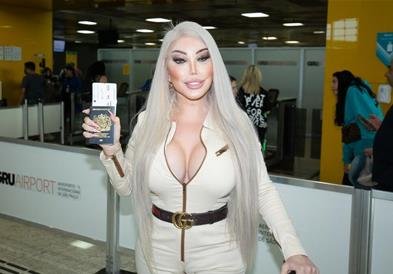 Поранешниот човечки „Кен“ сега ги плаши луѓето со изгледот на жива „Барбика“ (ВИДЕО)