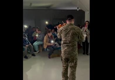 Украинци се собраа во засолниште без струја за да гледаат виолински концерт (ВИДЕО)