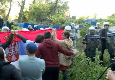 Голем протест во Нови Сад, специјалци растеруваат активисти (ВИДЕО)