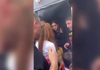 Шакира ги налути своите сограѓани: Ги истурка за преку ред да види атракција (ВИДЕО)