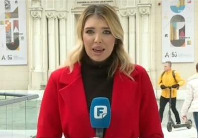 Минувач на скутер удри во новинарка среде јавување во живо, реакцијата е хит (ВИДЕО)