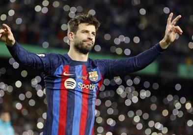 Пике во солзи се прости од навивачите на Барса, сега би можел повторно да заигра за нив 